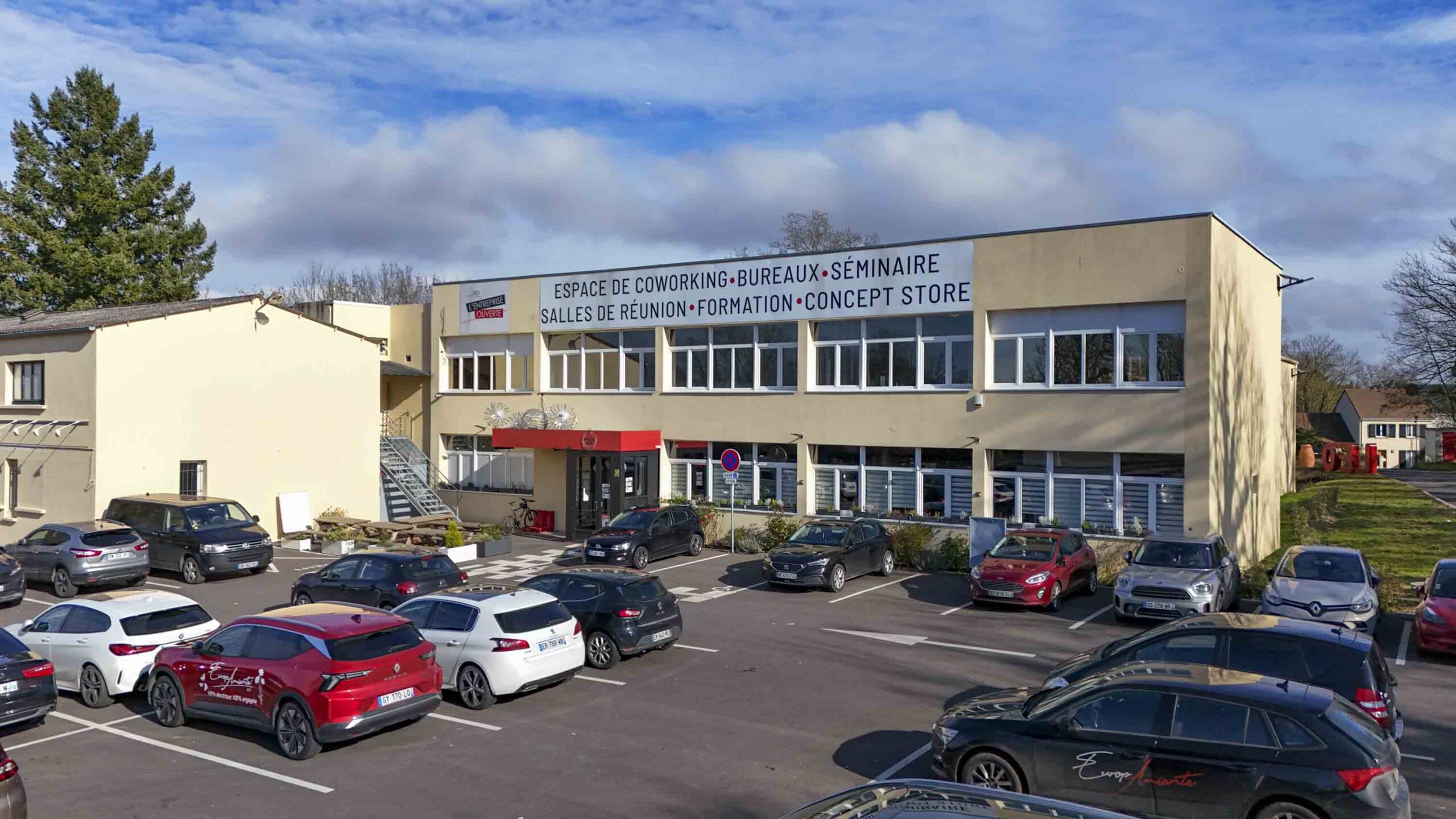 Façade Léo Centre d'affaires